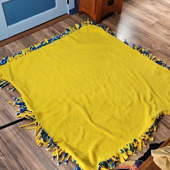 UCLA Bruins Fleece No Sew Blanket - Picture 6 of 9